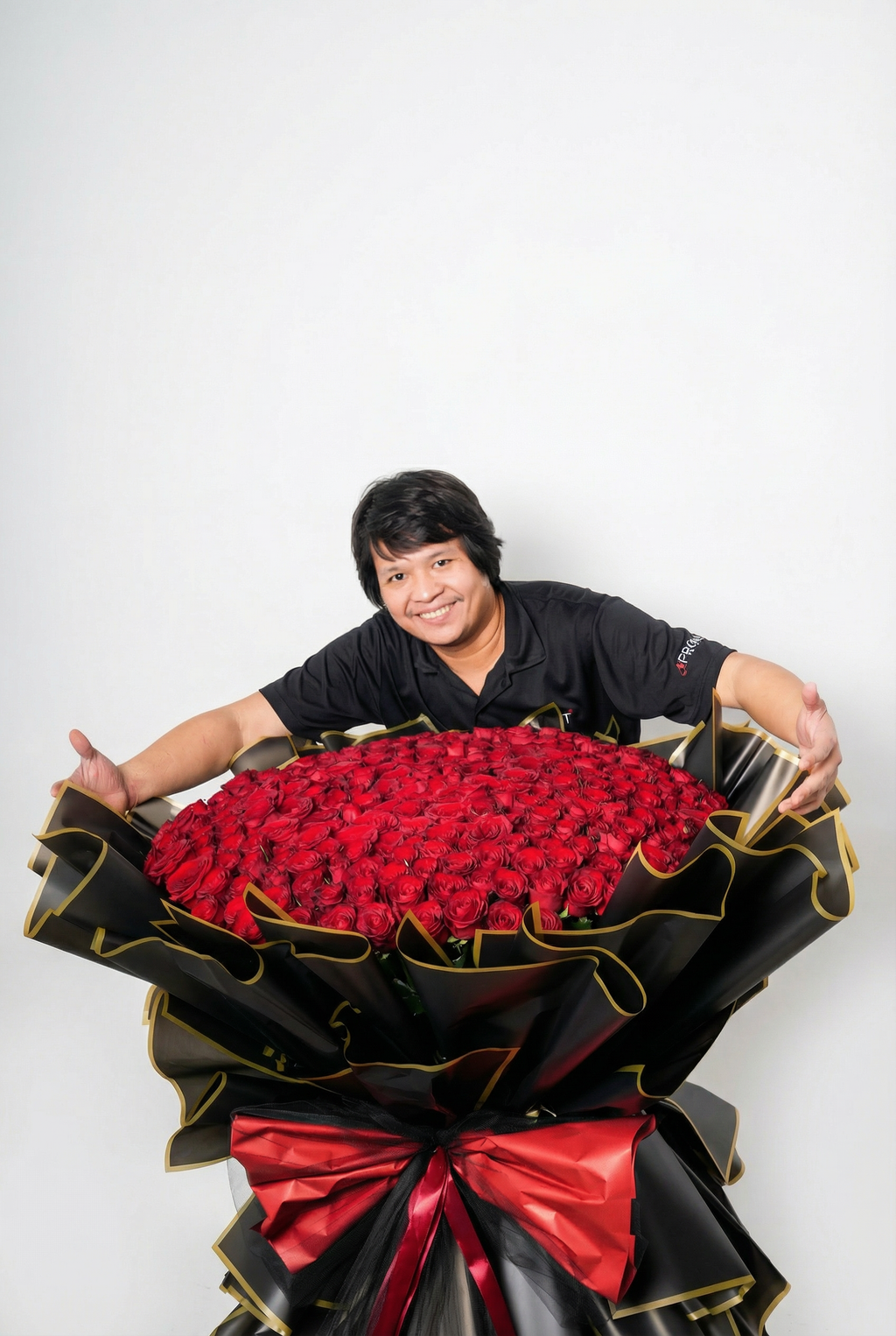 Royal Passion – 300 Red Roses Grand Bouquet