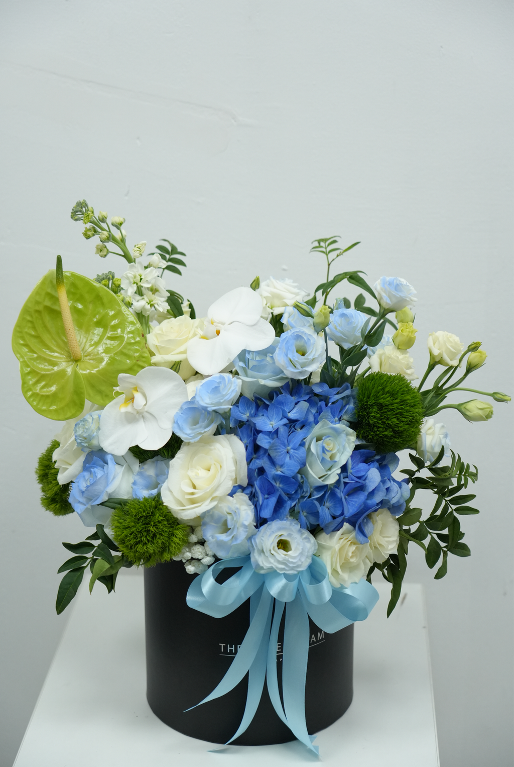 «Букет в шляпной коробке "Azure Serenity"»