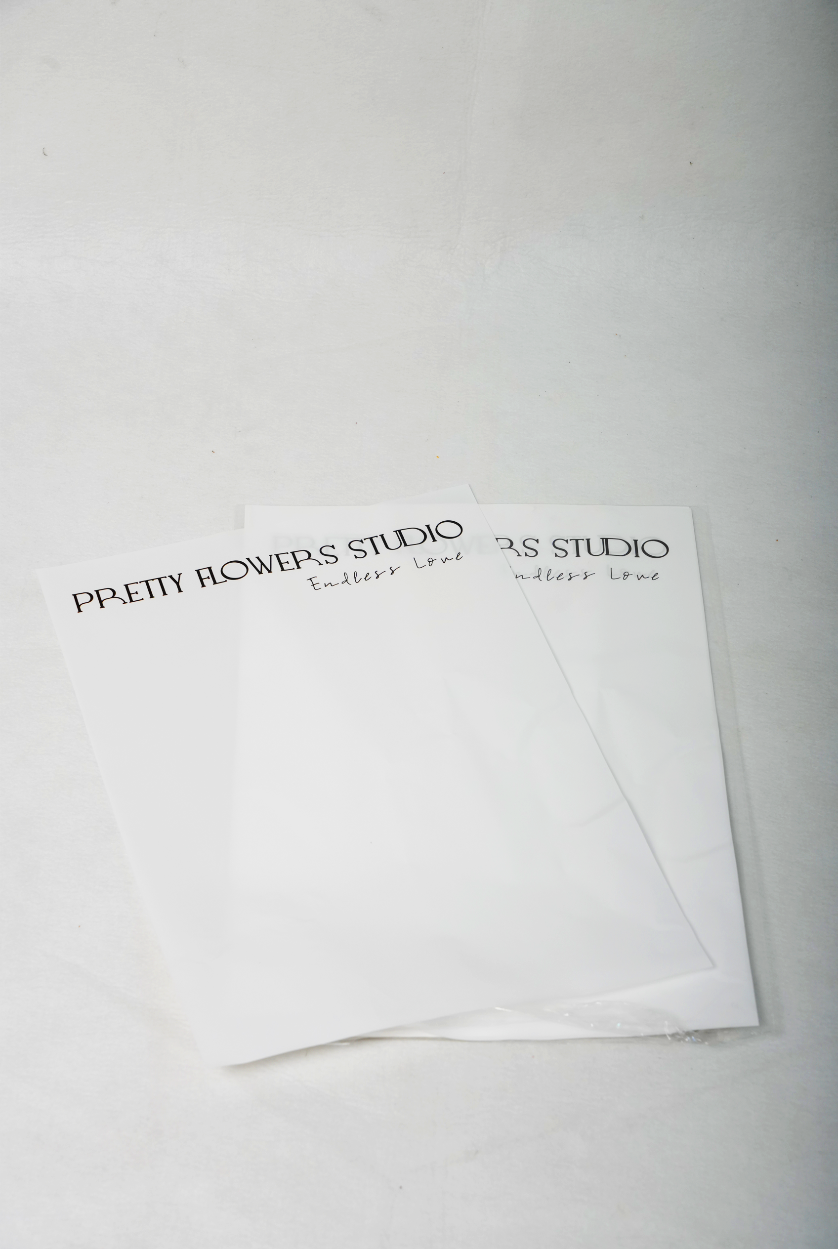 Printed White Flower Bouquet Wrapping Sheets – Minimal Text Design (Set of 10)