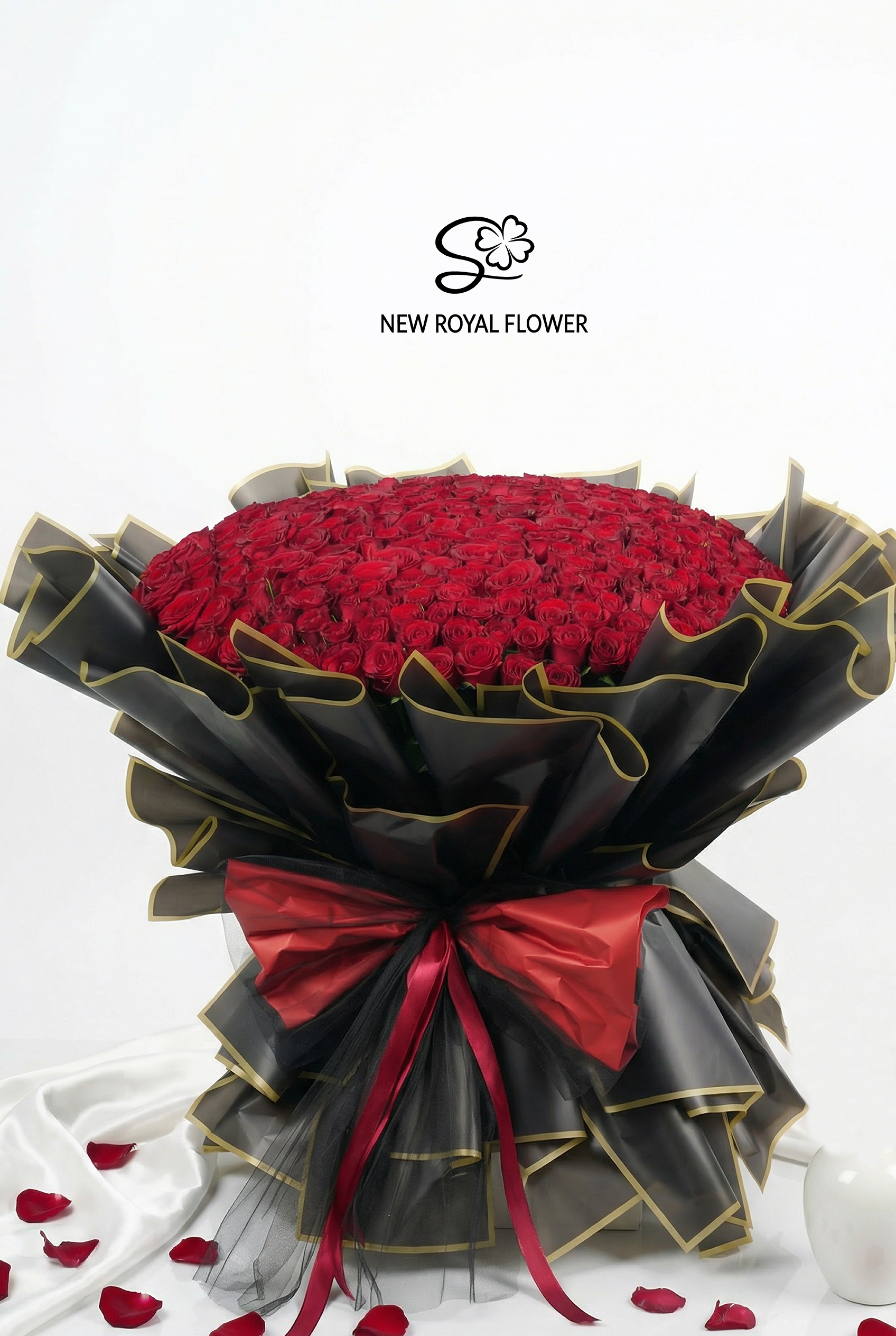 Royal Passion – 300 Red Roses Grand Bouquet