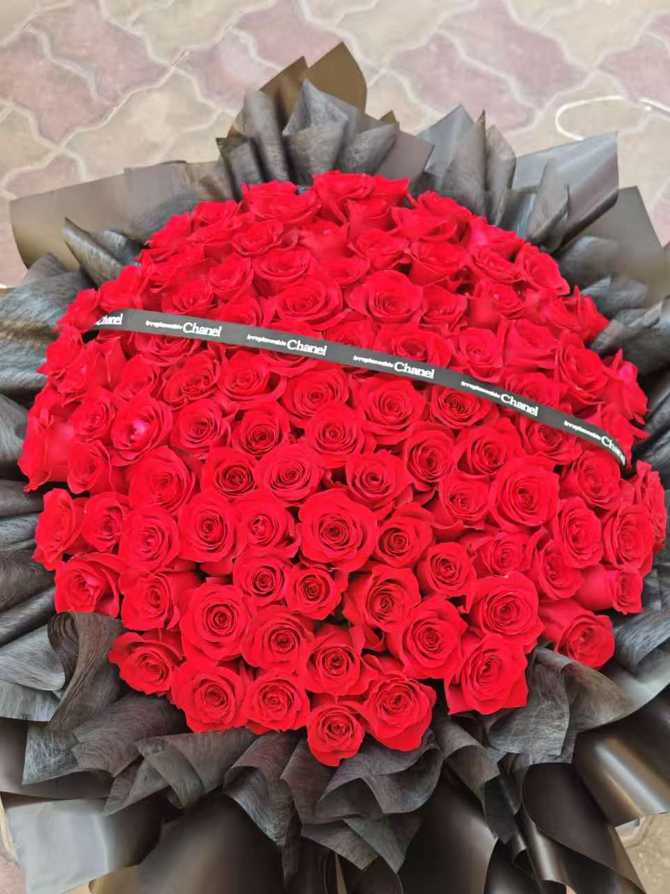 “100 Red Roses Round Bouquet: A Timeless Emblem of Passionate Devotion”