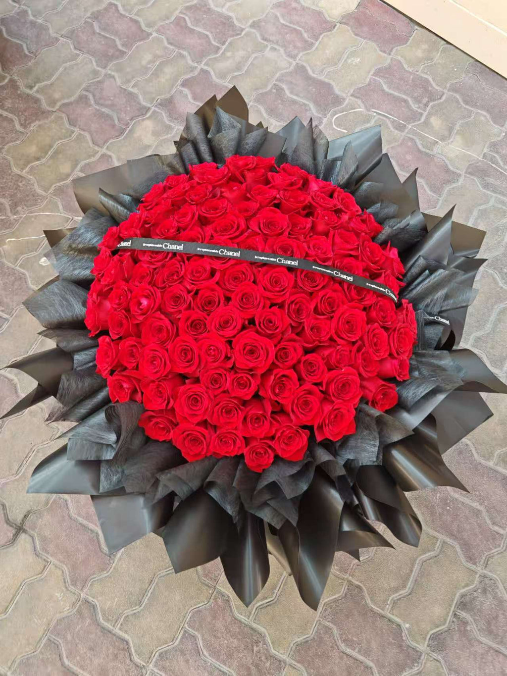 “100 Red Roses Round Bouquet: A Timeless Emblem of Passionate Devotion”