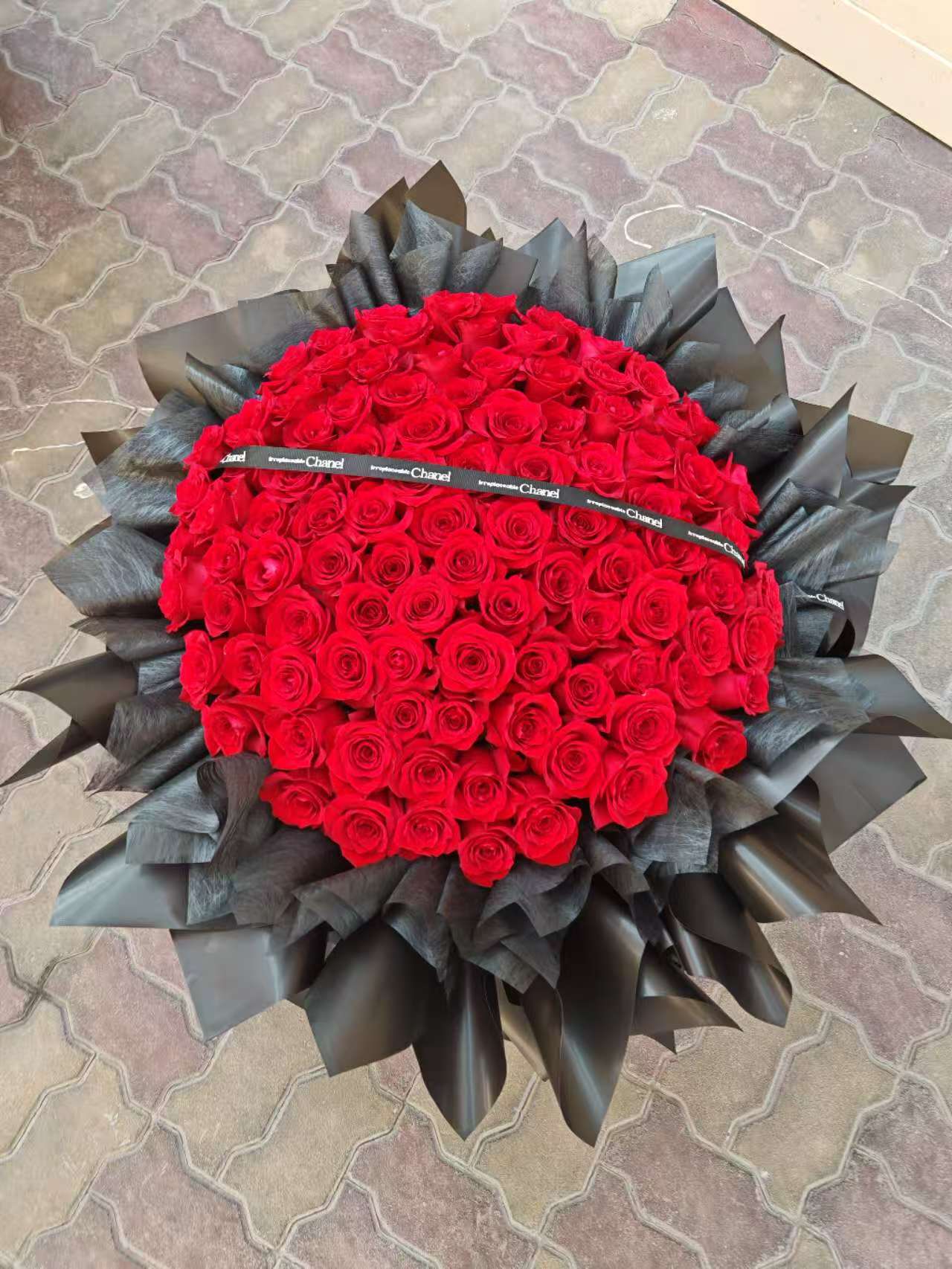 “100 Red Roses Round Bouquet: A Timeless Emblem of Passionate Devotion”
