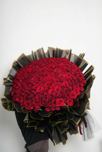 Royal Passion – 300 Red Roses Grand Bouquet