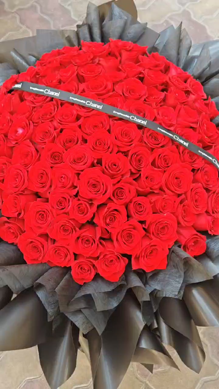 “100 Red Roses Round Bouquet: A Timeless Emblem of Passionate Devotion”